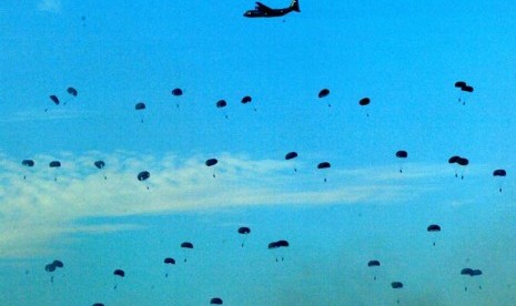  Sejumlah prajurit Yonif Linud 501/Brajamusti melakukan terjun tempur dari pesawat C-130 Hercules TNI AU pada Latgab TNI di Pantai Banongan, Situbondo, Jumat (3/5).  (Antara/Eric Ireng)