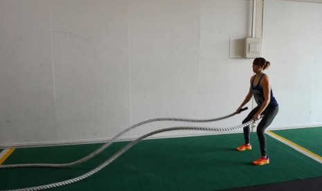 Latihan battle rope dapat membakar lemak hingga menguatkan jantung. (ilustrasi)