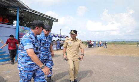 Penjabat (Pj) Gubernur Kepulauan Bangka Belitung, Suganda Pandapotan Pasaribu, bersama Pj Ketua TP PKK Provinsi Kepulauan Bangka Belitung Maya Suganda Pasaribu, menyaksikan dari Podium, Latihan Matra Udara II Jalak Sakti TA. 2023 Combine Latihan Kopasgat Trisula Perkasa TA. 2023 di Air Weapon Range (AWR) Buding Lanud H AS Hanandjoeddin..