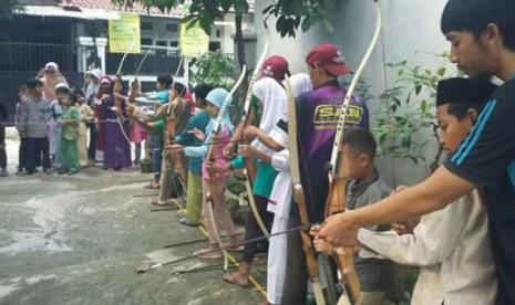 Latihan memanah salah satu materi kegiatan di Pesantren Ramadhan.