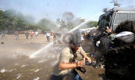  Latihan pengamanan pemilihan wali kota dan wakil wali kota Bandung 2013 di Lapangan Gasibu, Kota Bandung, Senin (6/5).  (Republika/Edi Yusuf)