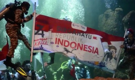 Latihan pengibaran bendera di akuarium Sea World, Ancol