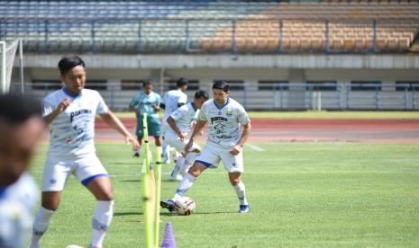 Latihan perdana Persib Bandung di Stadion Gelora Bandung Lautan Api, Kota Bandung, Senin (1/3). 