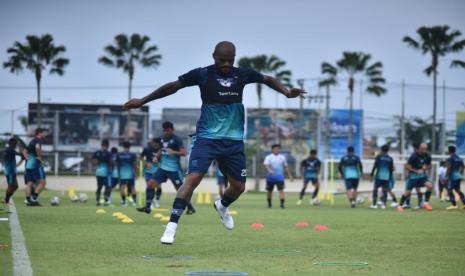 Latihan para pemain Persib Bandung di Bali pada Ahad (9/1/2022). 