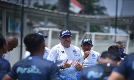 Latihan perdana Persib di Bali, Ahad (2/1). 