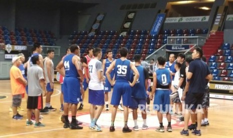 Latihan Perdana SM Pertamina. Dalam rangka persiapan Perbasi Cup 2017. Juara  bertahan Satria Muda (SM) Pertamina menggelar latihan perdana, Senin (6/11) di Mahaka Square Kelapa Gading Jakarta Utara, latihan langsung dipimpin pelatih kepala Youbel Sondakh.