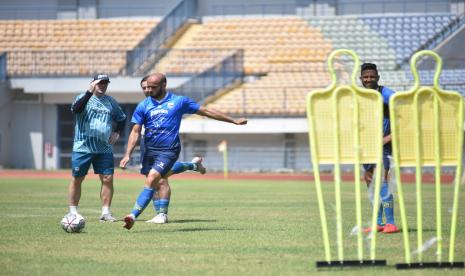 Latihan Persib Bandung di Stadion Gelora Bandung Lautan Api, Kota Bandung, Jumat (27/8).