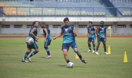 Latihan Persib Bandung di Stadion Gelora Bandung Lautan Api, Kota Bandung, Senin (6/9).