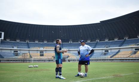 Latihan Persib Bandung di Stadion Gelora Bandung Lautan Api, Kota Bandung, Senin (20/9). 