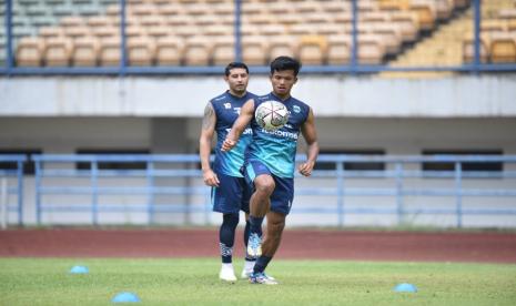 Latihan Persib Bandung di Stadion Gelora Bandung Lautan Api, Kota Bandung, Senin (20/9). 