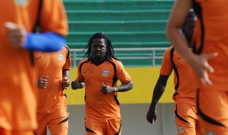 LATIHAN PERSIRAM. Pemain Persiram Raja Ampat melakukan latihan di Stadion Gelora Sriwijaya Jakabaring Palembang, Sumsel, Jumat (16/3). Persiram Raja Ampat akan berhadapan dengan tuan rumah Sriwijaya FC pada laga Indonesia Super League, Sabtu (17/3).