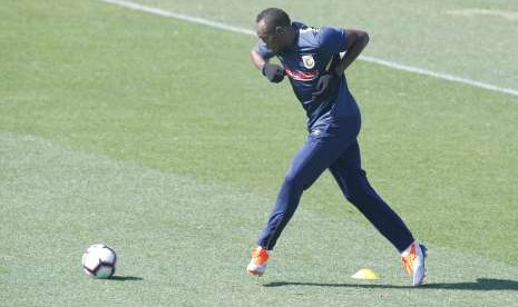 Latihan pertama legenda lari dunia Usain Bolt bersama Central Coast Mariners.