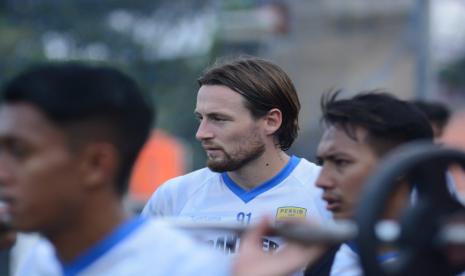 Pemain Persib Bandung Marc Klok (tengah) saat menjalani sesi latihan.