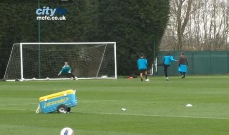 latihan pinalti Joe Hart dan Mario Balotelli ketika di Manchester City