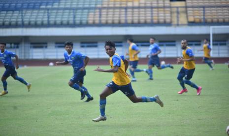 Latihan rutin Persib Bandung di Stadion Gelora Bandung Lautan Api, Kota Bandung, Senin (31/5). 