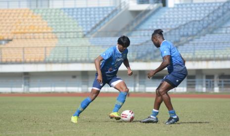 Latihan rutin Persib Bandung di Stadion Gelora Bandung Lautan Api, Kota Bandung, Senin (21/6). 