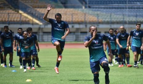 Latihan rutin Persib Bandung di Stadion Gelora Bandung Lautan Api, Kota Bandung, Kamis (7/10). 