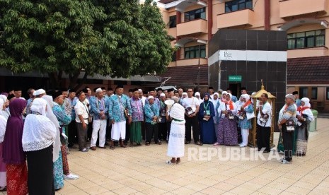 Kegiatan calon jamaah haji di asrama haji.