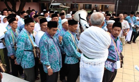 Latihan Thawaf. Petugas menerangkan tata cara proses pelaksanaan Thawaf di Asrama Haji Bekasi, Jawa Barat, Senin (31\7).