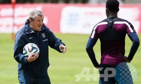 Latihan Timnas Inggris. Pelatih Inggris Roy Hodgson (kiri) tengah memberikan pengarahan kepada pemain depan Rahiim Sterling pada sesi latihan timnas sepak bola Inggris di Almancil, Portugal Selatan, (21/4), menjelang Piala Dunia 2014 di Brasil