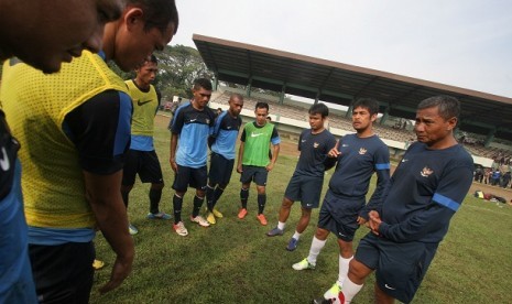 LATIHAN TIMNAS. Pelatih Tim Nasional Indonesia Nil Maizar (kedua kanan) memberi pengarahan kepada anak asuhnya saat latihan di Stadion Universitas Sumatera Utara (USU) di Medan, Sumut, Senin (7/1). 