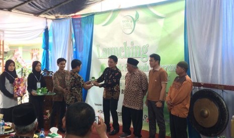 Launching Bank Sampah Sauyunan di Kampung Cipancur, Desa Sirnasari, Kecamatan Sariwangi, Kabupaten Tasikmalaya, Ahad (18/8). Hasil keuntungan pengelolaan sampah di tempat itu sebagian digunakan untuk gaji guru diniyah dan mubaligh. 