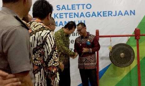 Launching Desa Sadar Jaminan Sosial BPJS Ketenagakerjaan, yakni Desa Salotte bersama Direktur Perluasan Kepesertaan dan HAL E Ilyas Lubis dan Bupati Mamuju Habyi Wahid, Kamis (12/10) siang.