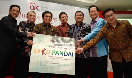 Launching Laku Pandai: (dari kiri-kanan) Anggota Dewan Komisioner OJK Firdaus Djaelani, Wakil Ketua Dewan Komisioner OJK Rahmat Waluyanto, Ketua Dewan Komisioner OJK Muliaman D. Hadad, Dirut Bank Mandiri Budi G. Sadikin, Dirut BRI Asmawi Syam, Dirut BCA Ja