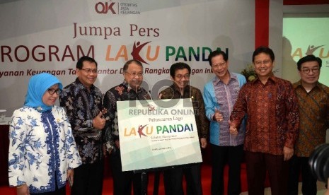 Launching Laku Pandai: (dari kiri-kanan) Anggota Dewan Komisioner OJK Nurhaida, Dirut BRI Asmawi Syam, Wakil Ketua Dewan Komisioner OJK Rahmat Waluyanto, Ketua Dewan Komisioner OJK Muliaman D. Hadad, Dirut BCA Jahja Setiaatmadja, Dirut Bank Mandiri Budi G.