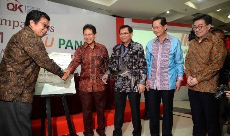 Launching Laku Pandai: (dari kiri-kanan) Ketua Dewan Komisioner OJK Muliaman D. Hadad, Dirut Bank Mandiri Budi G. Sadikin, Dirut BRI Asmawi Syam, Dirut BCA Jahja Setiaatmadja, dan Dirut BTPN Jerry Ng tengah berbincang tentang Layanan Keuangan tanpa Kantor 