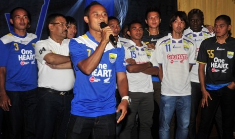 LAUNCHING PEMAIN PERSIB. Pemain Persib, Atep memberikan pernyataannya pada acara perkenalan Pemain Persib di Pendopo Balaikota Bandung, Jawa Barat, Jumat (30/11).