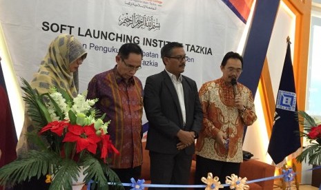 Launching perubahan status Sekolah Tinggi Ekonomi Islam (STEI) menjadi Institut Agama Islam Tazkia di Gedung Kampus Tazkia, Sentul, Bogor, Jawa Barat, Selasa (30/7).