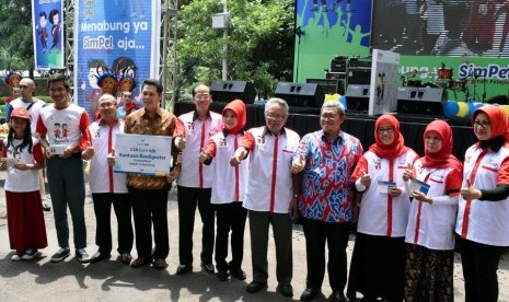 Launching Produk SimPel iB bank bjb syariah yang dihadiri Gubernur Jawa Barat Ahmad Heryawan, Dewan Komisioner Otoritas Jasa Keuangan Ilya Avianti, Perwakilan Manajemen bank bjb dan Direktur bank bjb syariah Yocie Gusman.