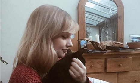 Laura Cadman, mahasiswa asal Inggris yang mirip dengan penyanyi Taylor Swift.