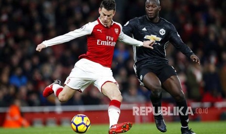 Laurent Koscielny ditempel ketat Romelu Lukaku (kiri) pada pertandingan Liga Inggris di Emirates Stadium, London, Ahad (3/12) dini hari.