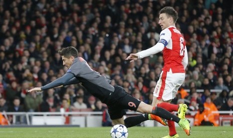 Laurent Koscielny (kanan) saat terlibat insiden dengan Robert Lewandowski.