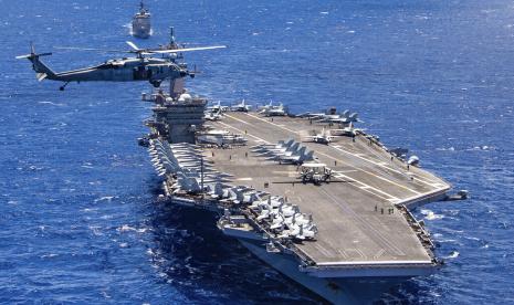 Laut AS, kapal induk USS Carl Vinson berpartisipasi dalam kelompok layar selama latihan Lingkar Pasifik di lepas pantai Hawaii, 26 Juli 2018. Angkatan Laut Amerika Serikat pada Selasa (25/1) mengatakan bahwa pihaknya sedang membuat perencanaan untuk memulihkan pesawat tempur F-35C yang jatuh ke Laut China Selatan setelah kecelakaan pendaratan pada pekan ini.