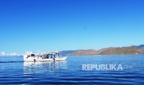 Laut di sekitar Pulau Komodo kerap dijadikan lokasi menyelam turis.