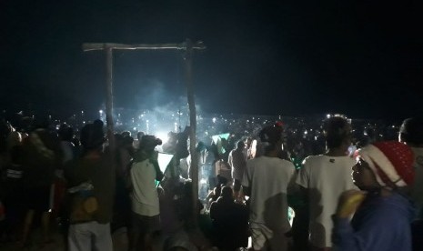 Lautan manusia berburu cacing laut berwarna-warni dalam Festival Pesona Bau Nyale di Pantai Seger, KEK Mandalika, Lombok Tengah, NTB, Senin (25/2) dini hari.