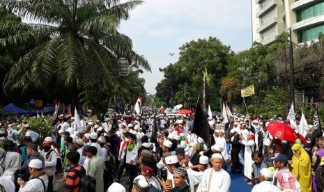 Lautan massa kontra Ahok dari umat Islam berkumpul di depan Kementerian Pertanian, Jakarta, mengawal sidang kasus dugaan penistaan agama, Selasa (9/5). 