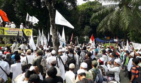 Lautan masa kontra Ahok dari umat Islam berkumpul di depan Kementerian Pertanian, Jakarta, mengawal sidang kasus dugaan penistaan agama, Selasa (9/5). 