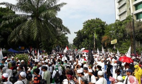 Lautan masa kontra Ahok dari umat Islam berkumpul di depan Kementerian Pertanian, Jakarta, mengawal sidang kasus dugaan penistaan agama, Selasa (9/5). 