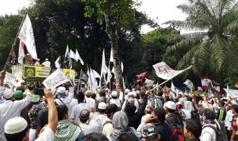 Lautan massa kontra Ahok dari umat Islam berkumpul di depan Kementerian Pertanian, Jakarta, mengawal sidang kasus dugaan penistaan agama, Selasa (9/5).