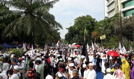 Lautan masa kontra Ahok dari umat Islam berkumpul di depan Kementerian Pertanian, Jakarta, mengawal sidang kasus dugaan penistaan agama, Selasa (9/5). 