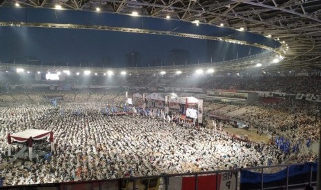 Lautan massa pendukung pasangan capres dan cawapres nomor 02 Prabowo-Sandiaga melaksanakan salat subuh berjamaah sebelum acara kampanye akbar di Stadion Utama Gelora Bung Karno, Jakarta, Ahad (7/4/2019).