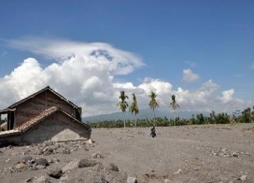 Lautan pasir di desa di lereng Gunung Merapi