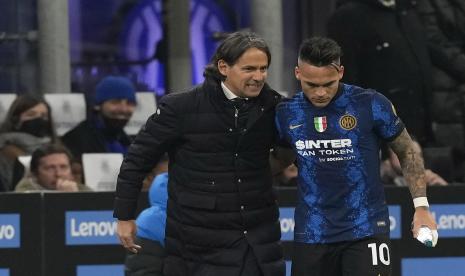 Lautaro Martinez dari Inter Milan, kanan, dengan pelatihnya Simone Inzaghi.