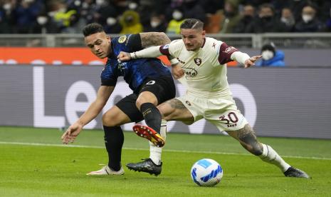 Lautaro Martinez dari Inter Milan, kiri, dan Pasquale Mazzocchi dari Salernitana berebut bola dalam pertandingan sepak bola Serie A antara Inter Milan dan Salernitana di Stadion San Siro, di Milan, Italia, Jumat, 4 Maret 2022.