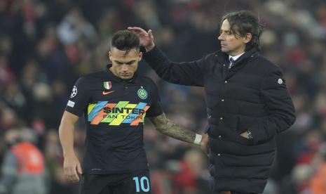 Lautaro Martinez dari Inter Milan (kiri) dihibur oleh pelatih kepalanya Simone Inzaghi pada akhir pertandingan Liga Champions, babak 16 besar, pertandingan sepak bola leg kedua antara Liverpool dan Inter Milan di stadion Anfield di Liverpool, Inggris, beberapa waktu lalu.