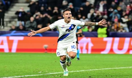 Lautaro Martinez dari Inter Milan melakukan selebrasi setelah mencetak gol pada pertandingan Grup D Liga Champions UEFA ke gawang Red Bull Salzburg di Red Bull Arena, Salzburg, Kamis (9/11/2023) dini hari WIB.